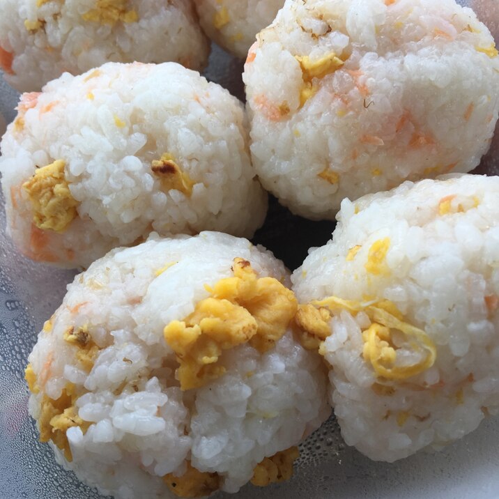 ピクニックお弁当 鮭と卵のおにぎり レシピ 作り方 By Xmickyx 楽天レシピ ピクニックお弁当 鮭と卵のおにぎり レシピ 作り方 By Xmickyx 楽天レシピ